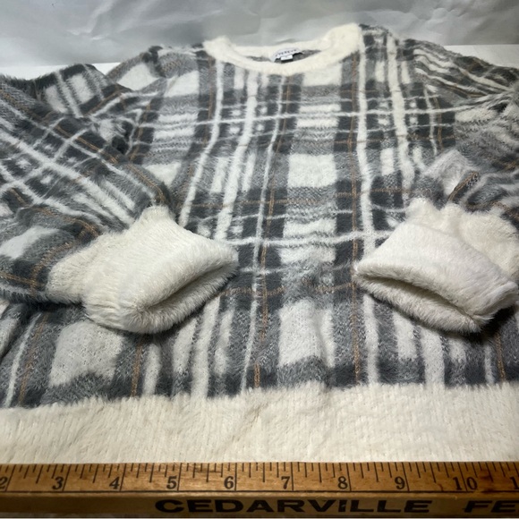 Plaid Patterned women’s Sweater - Picture 6 of 9